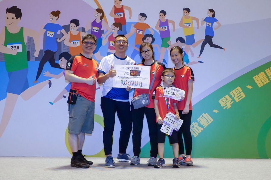 Mr. Andy Leung, Assistant General Manager of Marketing Communications Division of Shun Hing Group (2nd from left) presented the grand prize - Panasonic 55 inch 4K OLED Smart iDTV to the lucky draw winner.